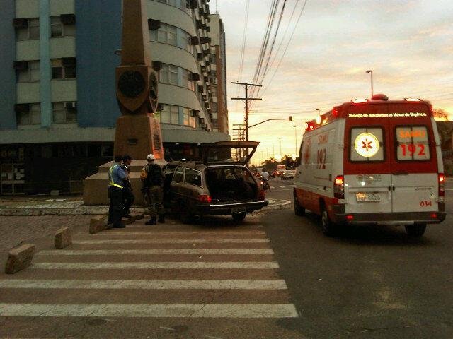 Carro colide contra monumento na Mau&aacute; em Porto Alegre 