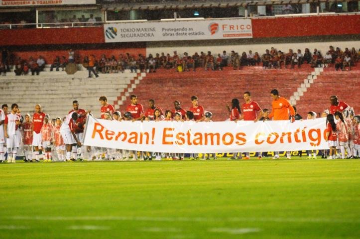 Piora estado de sa&uacute;de de pai de Renan. Jogadores manifestaram apoio ao goleiro antes do jogo contra o Ypiranga