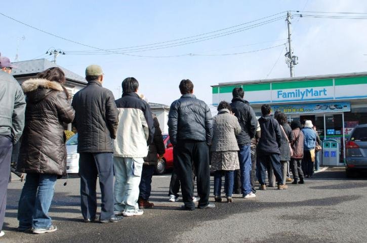 Japoneses fazem fila do lado de fora do mercado em Sendai
