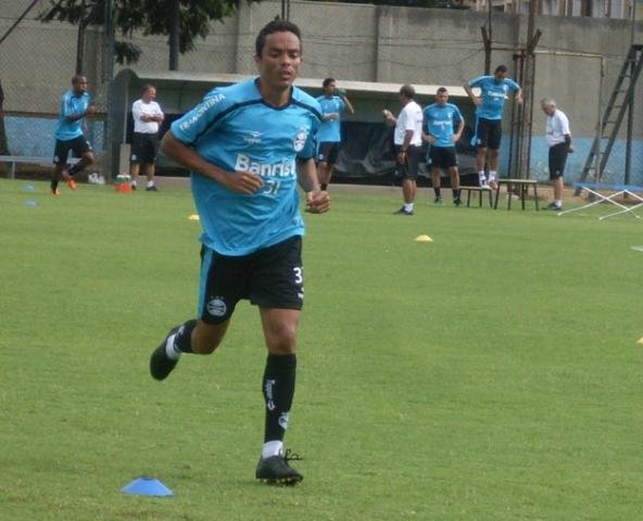 L&uacute;cio e demais titulares do Gr&ecirc;mio fazem treino f&iacute;sico no Ol&iacute;mpico
