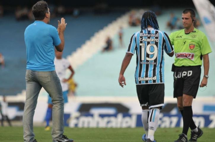 Renato diz n&atilde;o admitir que time de garotos corra menos que o Cruzeiro