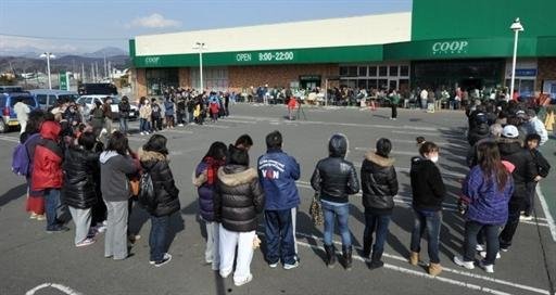 Japoneses esperam em filas para comprar comida e &aacute;gua na prefeitura de Miyagi