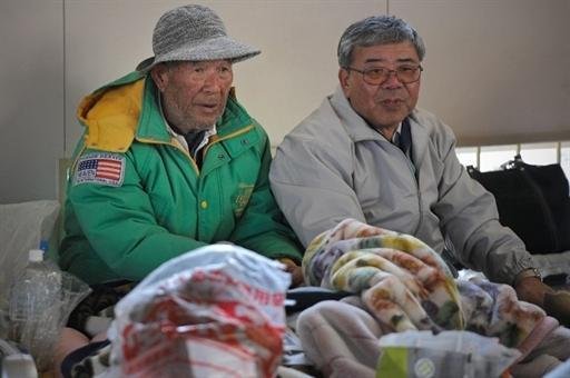 Idosos esperam por donativos