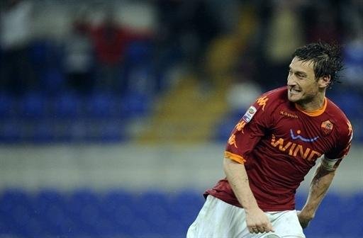 Roma vence a Lazio com dois gols de Totti