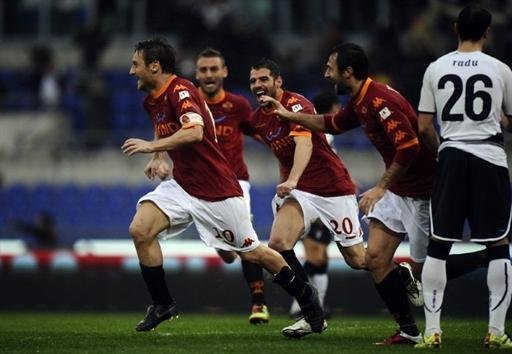 Roma supera Lazio com dois gols de Totti