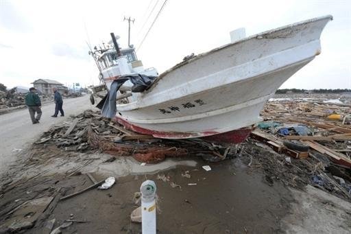 Barco de pesca que foi lan&ccedil;ado para a estrada pelo tsunami