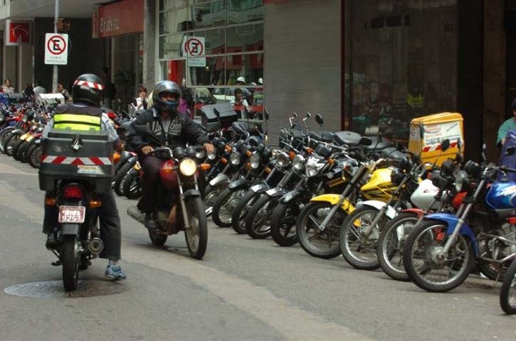 Agentes orientam motociclistas no Centro de Porto Alegre