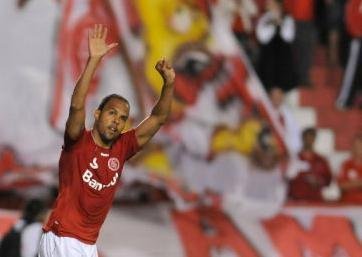 Alecsandro fica em Porto Alegre para negociar sua sa&iacute;da do Inter