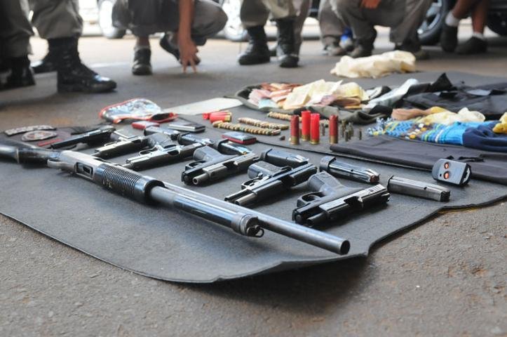 Entre as armas apreendidas, havia uma espingarda