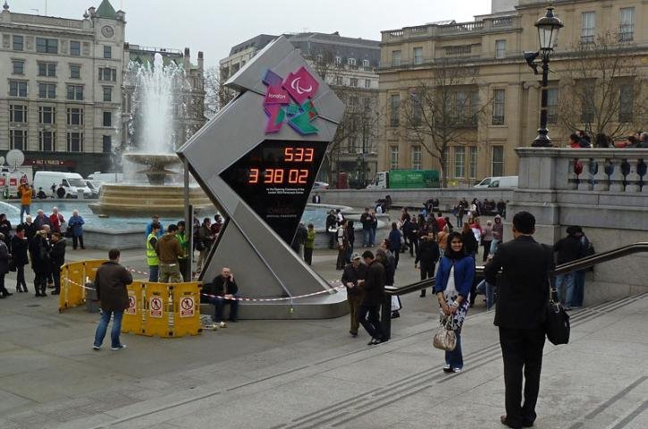 T&eacute;cnicos est&atilde;o trabalhando para consertar o rel&oacute;gio que foi instalado ontem no centro de Londres