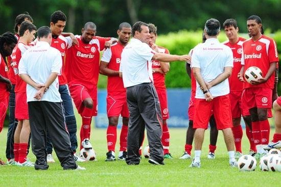 Roth encaminha time com Oscar e Tinga no meio-campo