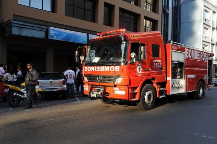 Princ&iacute;pio de inc&ecirc;ndio atinge pr&eacute;dio no Centro da Capital