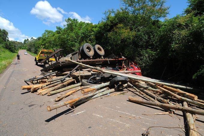 Caminh&atilde;o tomba sobre carro e homem morre em Viam&atilde;o