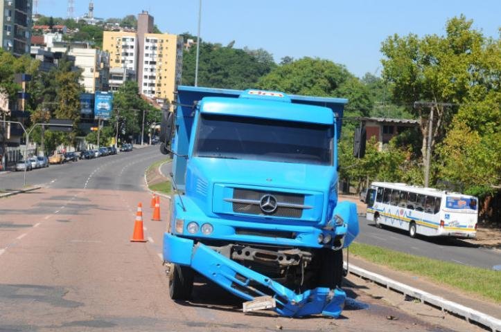 Caminh&otilde;es colidem e deixam um ferido na Capital 