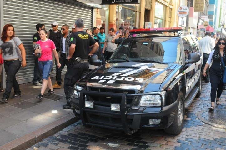 Tr&ecirc;s homens armados levaram uma sacola com j&oacute;ias de joalheria no centro de Porto Alegre