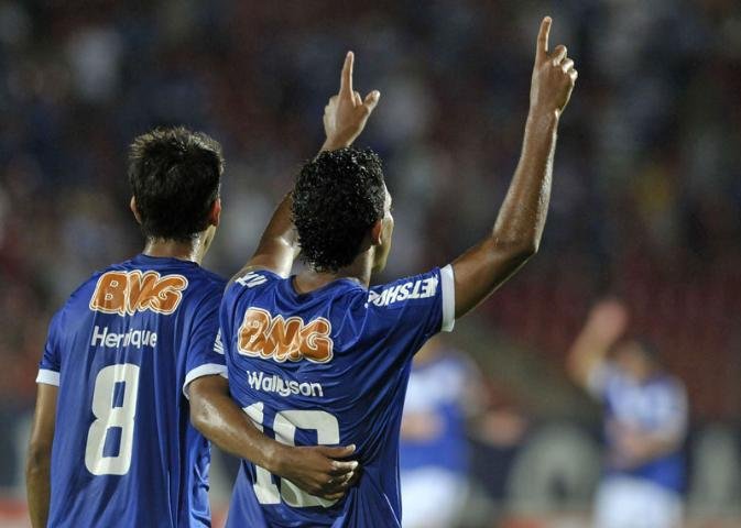 Eficiente, Cruzeiro goleia e fica muito perto da vaga