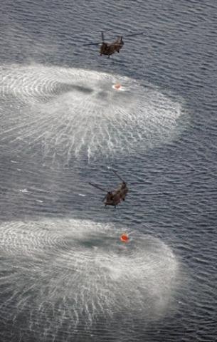 Helic&oacute;pteros derramam &aacute;gua para resfriar reatores da usina de Fukushima
