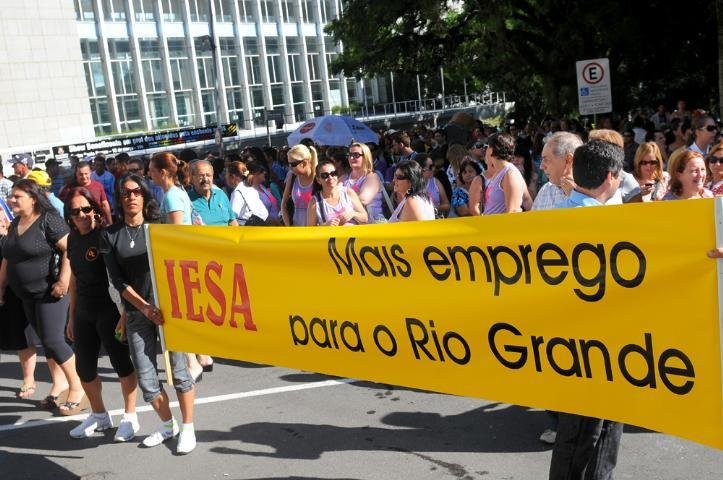 	Moradores de Charqueadas protestam na Pra&ccedil;a da Matriz