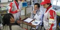 Equipe médica da Cruz Vermelha Japonesa trabalha em um centro de evacuação em Ostuchi 