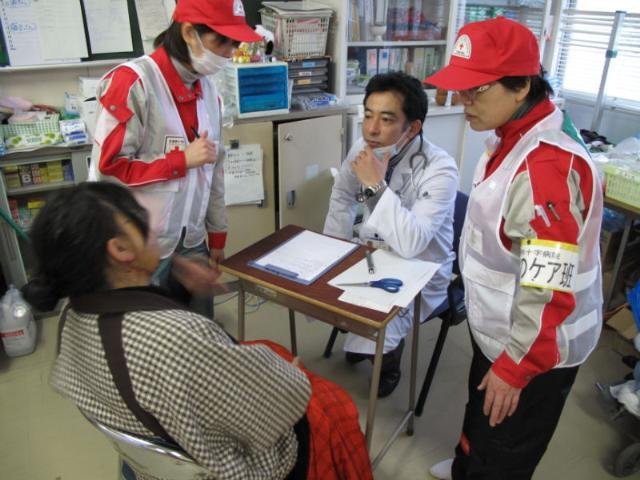 Equipe m&eacute;dica da Cruz Vermelha Japonesa trabalha em um centro de evacua&ccedil;&atilde;o em Ostuchi 