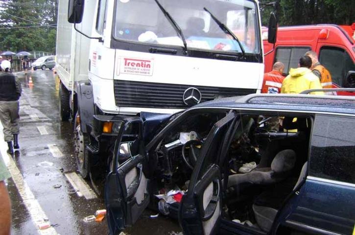 Quatro ficam feridos em acidente em Gramado