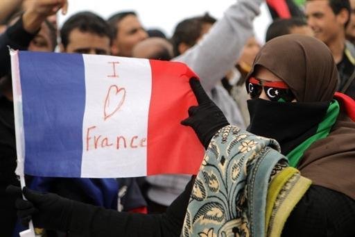 Popula&ccedil;&atilde;o agradece press&atilde;o da Fran&ccedil;a para mobilizar for&ccedil;a a&eacute;rea contra Kadhafi