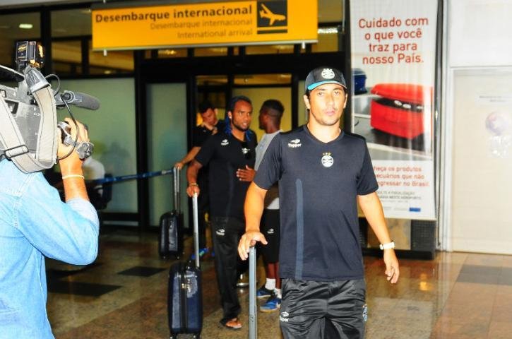 Delega&ccedil;&atilde;o do Gr&ecirc;mio chega a Porto Alegre