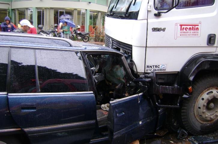 Jovens ficam feridos ap&oacute;s colis&atilde;o de carro contra caminh&atilde;o em Gramado