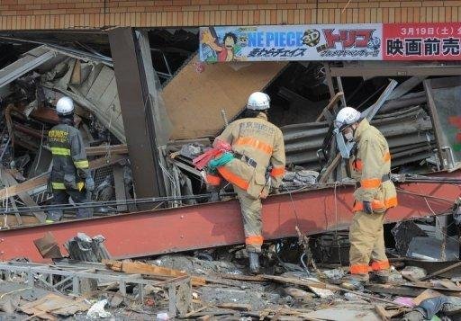 Socorristas japoneses procuram corpos em destro&ccedil;os em Kesennuma