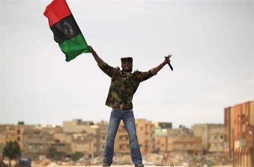 Governo l&iacute;bio insiste que est&aacute; respeitando o cessar-fogo, apesar de bombardeios em Benghazi, onde rebeldes permanecem