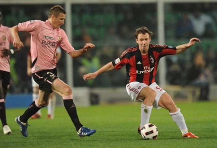 Milan perde e d&aacute; chance para rivais se aproximarem