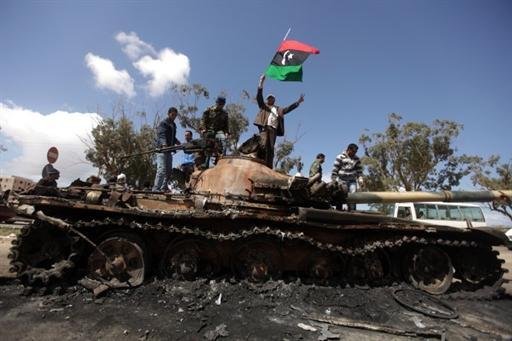 Tanques de Kadhafi destru&iacute;dos por coaliz&atilde;o s&atilde;o vistos em Benghazi