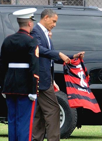 A dirigente entregou a Obama a camisa com o n&uacute;mero 10, que pertence a Ronaldinho Ga&uacute;cho, mas com o nome do presidente americano nas costas
