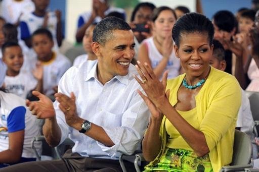 Michelle Obama toca tamborim na Unidos da Tijuca