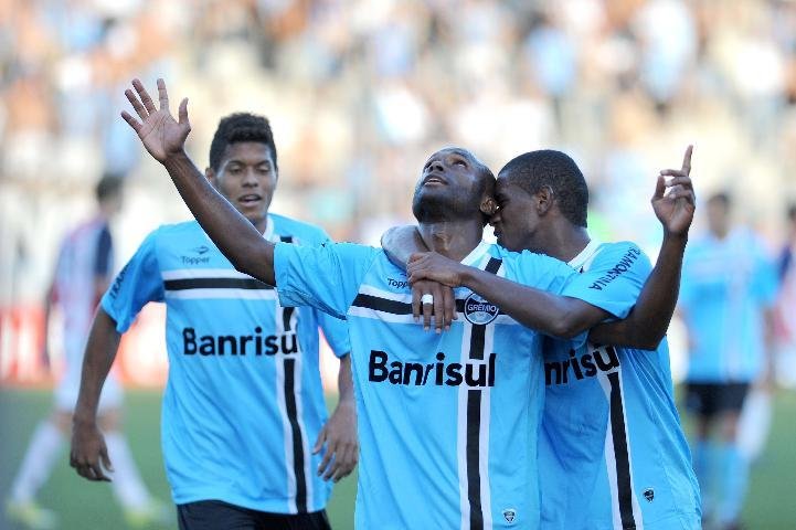Jogadores celebram volta das vit&oacute;rias no Gauch&atilde;o