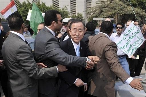 Manifestantes pr&oacute;-Kadhafi obrigam Ban Ki-moon a abandonar pra&ccedil;a no Egito