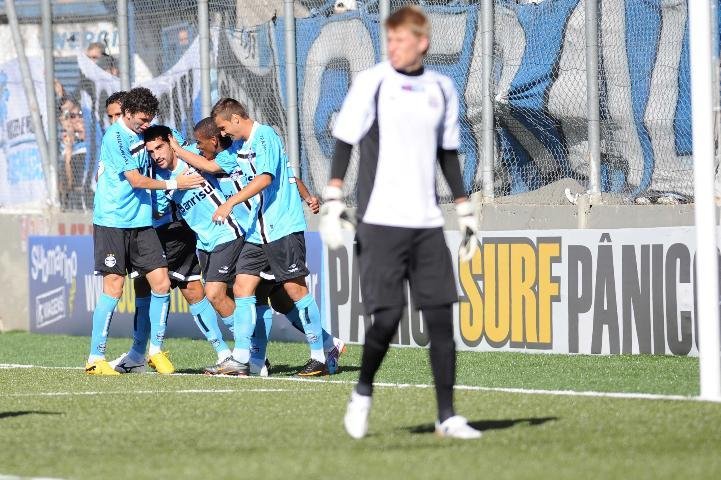 Escudero comemora boa atua&ccedil;&atilde;o e Renato garante mais chances