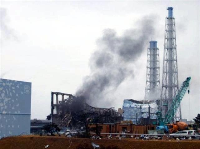 Fuma&ccedil;a branca &eacute; expelida do reator 2 da usina em Fukushima