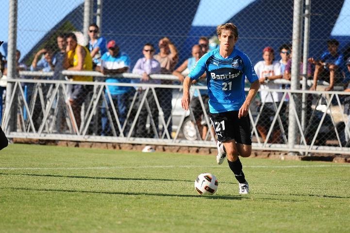 Recuperado de les&atilde;o, Ad&iacute;lson volta a ser op&ccedil;&atilde;o para o meio-campo do Gr&ecirc;mio