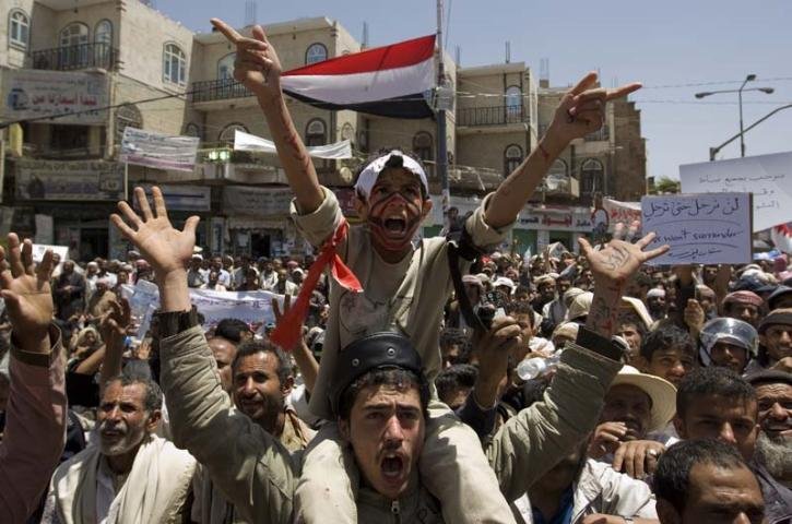 Ao mesmo tempo, uma multid&atilde;o se reunia no centro de Sanaa, desafiando a proibi&ccedil;&atilde;o de se manifestar, para exigir a sa&iacute;da de Saleh