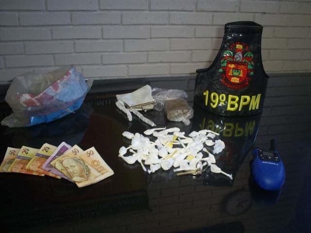 Pol&iacute;cia apreende maconha e coca&iacute;na no Partenon