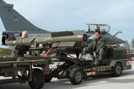 Base da Marinha &eacute; bombardeada nos arredores da capital da L&iacute;bia
