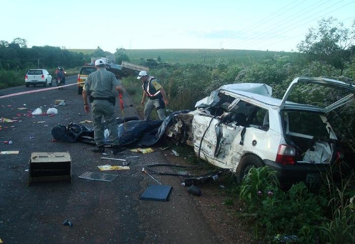 Colis&atilde;o frontal entre Fiat Uno e picape Ford causa uma morte em Passo Fundo