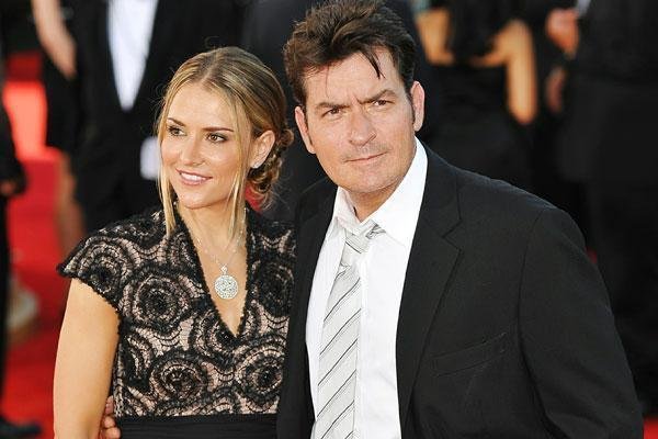 Ex-mulher n&atilde;o renova restri&ccedil;&atilde;o e Charlie Sheen pode voltar a ver os filhos