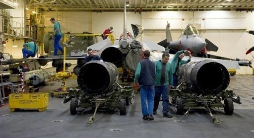 T&eacute;cnicos rebocam o motor de um avi&atilde;o de ca&ccedil;a franc&ecirc;s Rafale