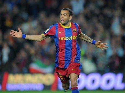 Daniel Alves renova com o Barcelona at&eacute; 2015