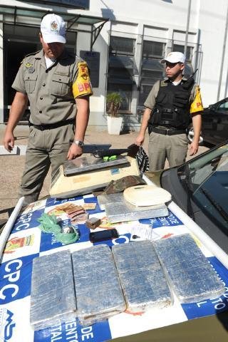 Mulher &eacute; presa com quase 6kg de maconha na Ilha dos Marinheiros