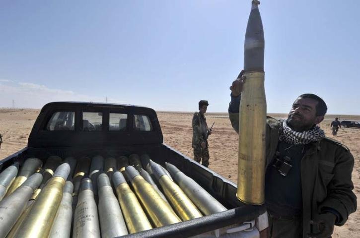 Rebeldes carregam carro com armamento de tanque abandonado do governo L&iacute;bio