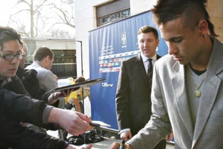 Neymar concede aut&oacute;grafos na chegada da Sele&ccedil;&atilde;o ao hotel em Londres