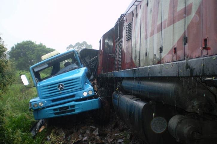 Trem colide contra caminh&atilde;o em Iju&iacute;